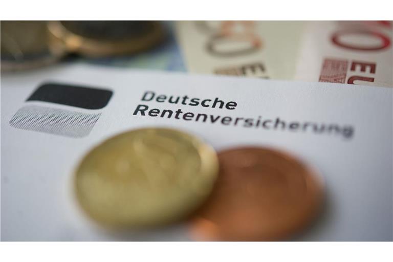 Einer Umfrage zufolg hält eine klare Mehrheit die deutsche Rente langfristig nicht für sicher.