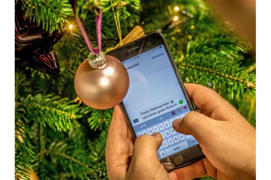 Smartphone-Verbot an Heiligabend in jedem vierten Haushalt Einer Umfrage zufolge gilt in 26 Prozent aller Haushalte ein Smartphone-Verbot an Heiligabend. Foto: Michael Kappeler/dpa/Illustration