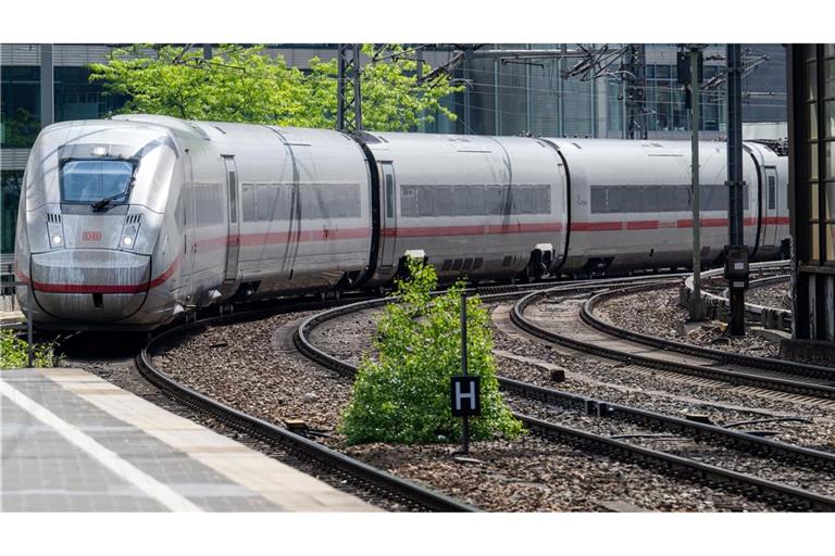 Einer Umfrage zufolge hält eine Mehrheit die Bahnpreise für teuer oder eher teuer. (Archivbild)