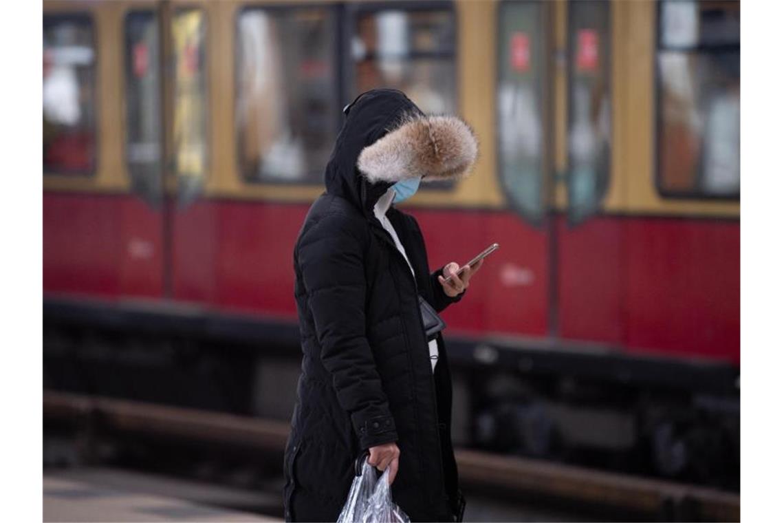 Debatte über Kurzzeit-Lockdowns zum Brechen der Corona-Welle Einer Umfrage zufolge hält gut jeder zweite Deutsche die geltenden Auflagen zur Eindämmung der Pandemie für angemessen. Foto: Paul Zinken/dpa
