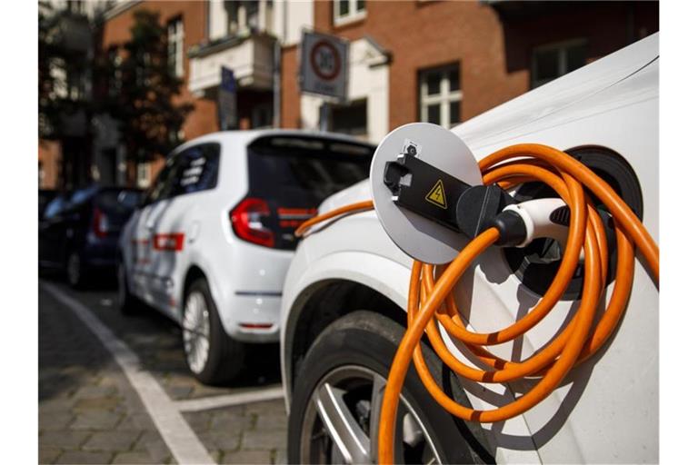 Einer Untersuchung der Allianz zufolge sind E-Autos teurer in der Reparatur als herkömmliche Autos. Foto: Carsten Koall/dpa