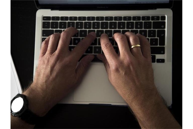 Einer Untersuchung zufolge waren soziale Plattformen zu Beginn der Pandemie von der Welle an Online-Rassismus überwältigt. Foto: Finn Winkler/dpa/Symbolbild