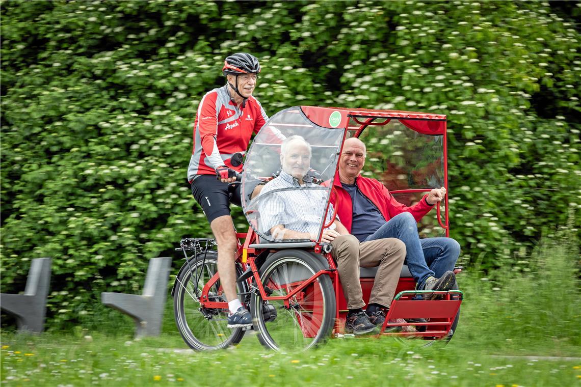 Mit der Rikscha durch Aspach fahren Einer von Aspachs Seniorenradler, Friedrich Stier (von links), kutschiert die Initiatoren des Diakonievereins, Jürgen Wuthe und Martin Kress, probeweise durch Großaspach. Foto: Alexander Becher