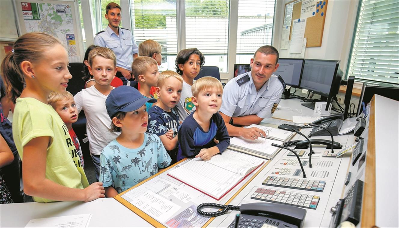 Einer von mehreren Dutzend Programmpunkten im Backnanger Ferienprogramm: Kinder besuchen die Polizeiwache und bekommen Einblick in den Alltag der Beamten, die für Sicherheit und geregelte Verhältnisse sorgen. Foto: A. Becher