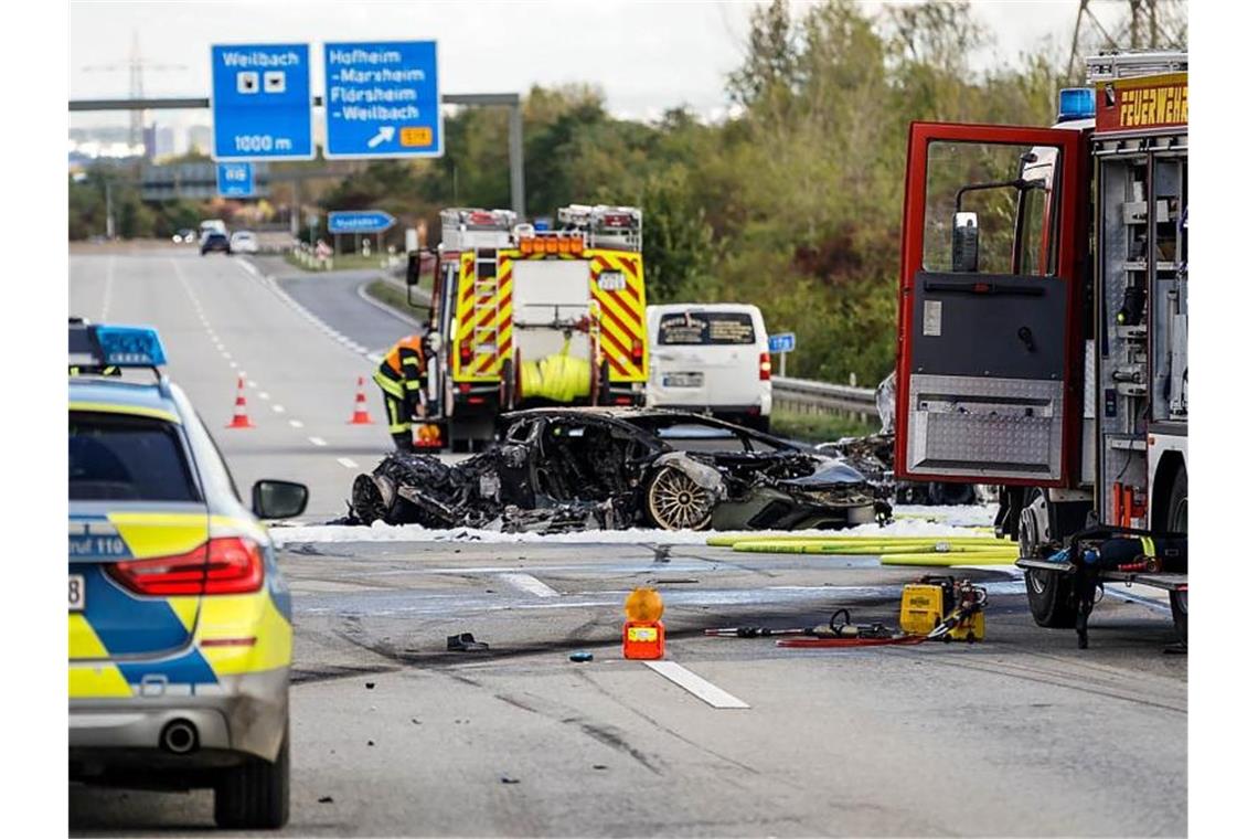 Eines der ausgebrannten Fahrzeuge auf der A66. Foto: Robin von Gilgenheimb/Wiesbaden112.de/dpa