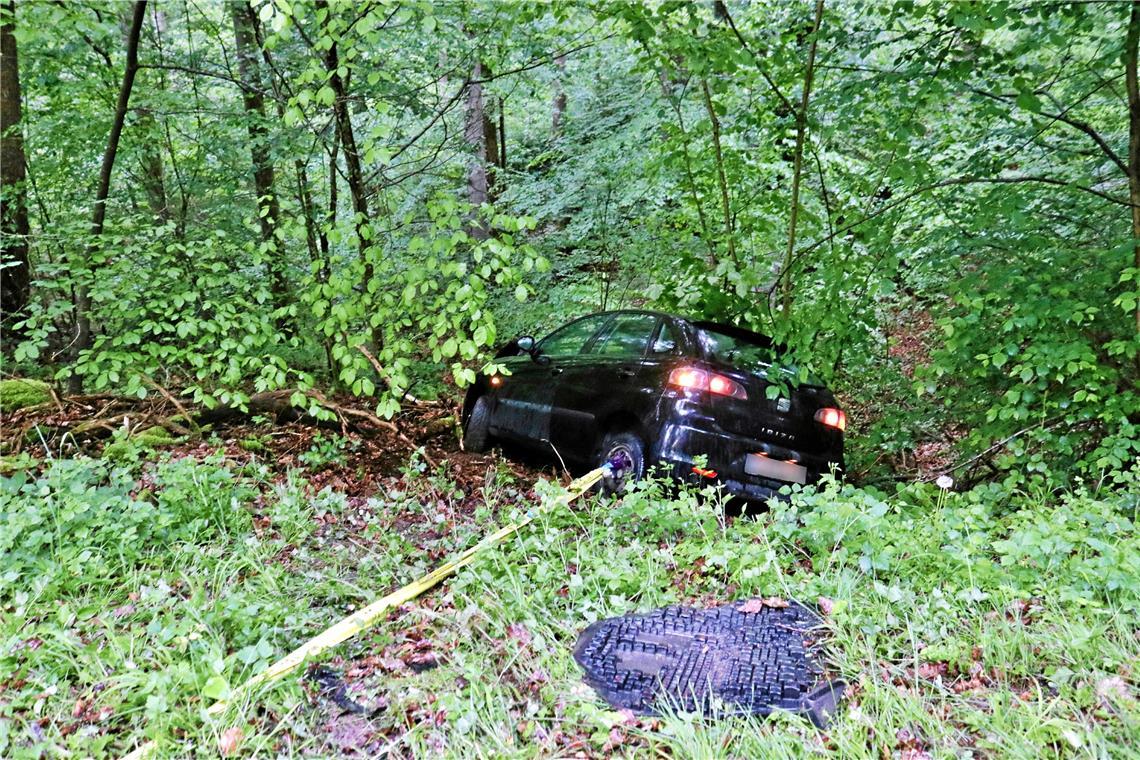 10.000 Euro Schaden bei Unfall in Rudersberg Eines der beiden Fahrzeuge rutsche etwa fünf Meter die Böschung hinab.
