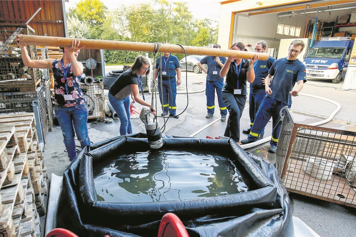 Ran an Chiemseepumpe, Ortungsgerät und Spreizer Eines der Dreierteams baut gerade eine Wasserversorgungsstrecke mit einer Pumpe auf, die sie mit Hebehilfe ins Becken befördern. Foto: A. Becher