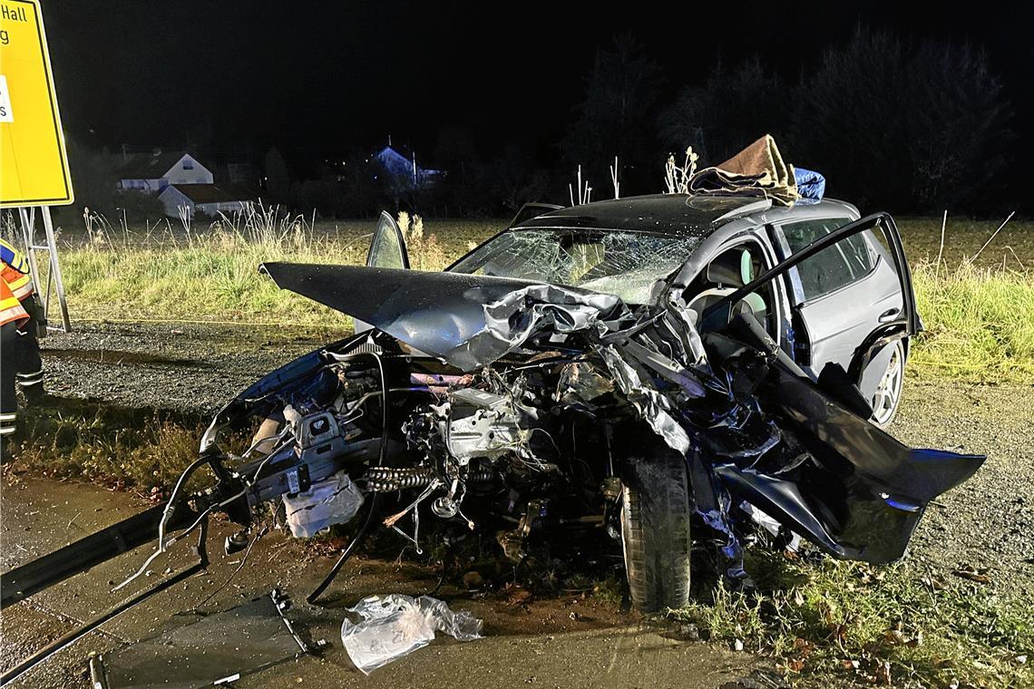 Sieben Verletzte bei Unfall auf der B14 Eines der insgesamt drei am Unfall beteiligten Fahrzeuge zeigt, wie schwer der Zusammenstoß war. Foto: 7aktuell.de/Simon Adomat