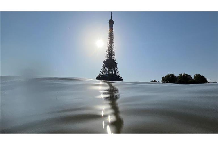 Eines der neuen Freibäder in der Seine ist nicht weit vom Eiffelturm entfernt (Archivbild).