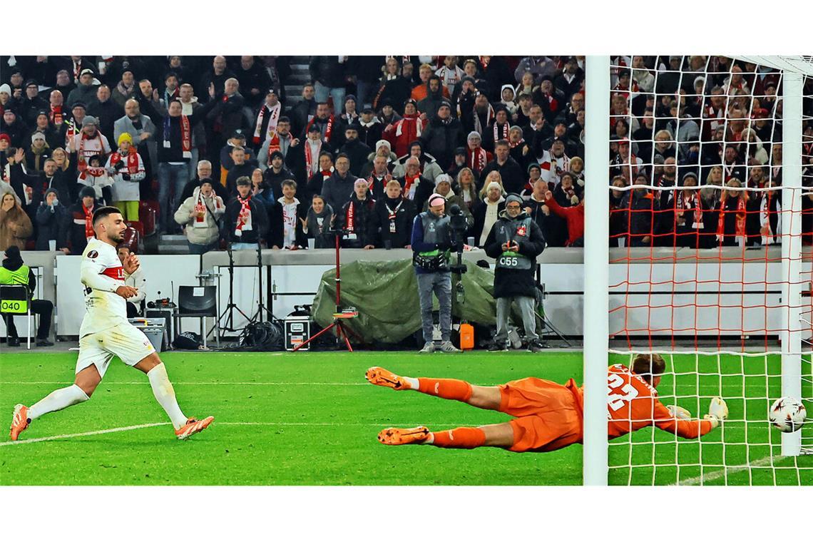 Eines der späten VfB-Tore: Deniz Undav schießt – und Rotterdams Keeper Timon Wellenreuther ist ohne Chance.