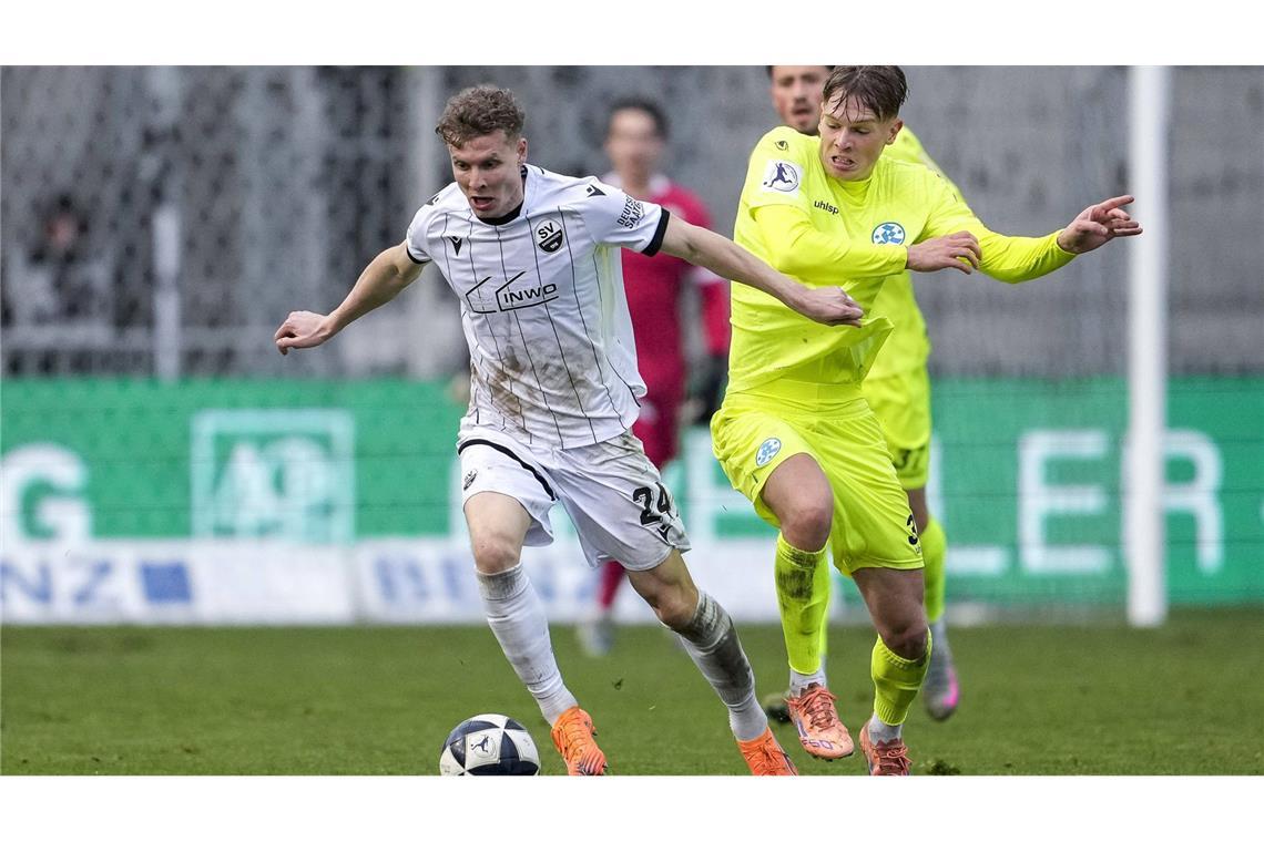 Eines ihrer besten Spiele im Kalenderjahr 2025 zeigten die Kickers am 30. November beim SV Sandhausen – am Ende konnte auch Neuzugang Samuel Unsöld (re.) das 1:2 nicht verhindern.