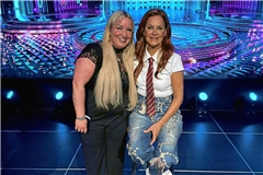 Eines von unzähligen gemeinsamen Bildern mit dem Idol: Hannah Kribelbauer nutzt jede Gelegenheit, um sich zusammen mit Andrea Berg fotografieren zu lassen. Fotos: privat