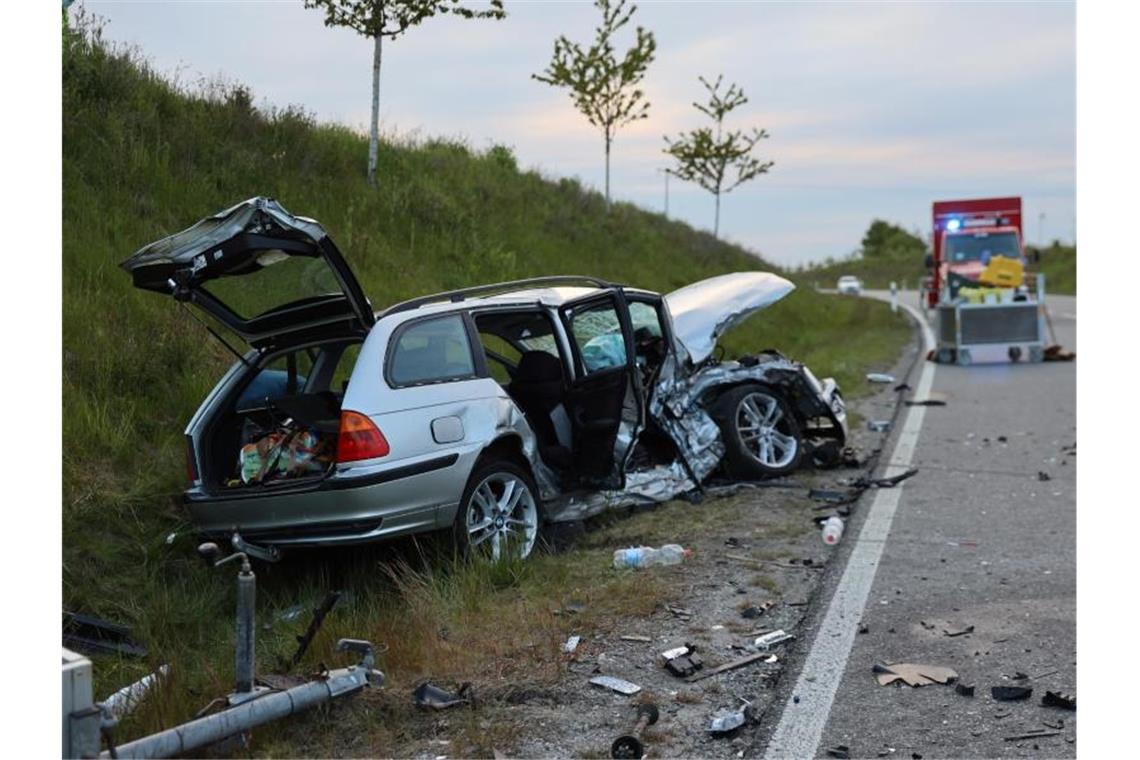 Unfallursache: Fahrer war auf die Gegenfahrbahn geraten Eines von vier Unfallfahrzeugen liegt auf der B464 bei Dunningen im Graben. Foto: Andreas Maier/dpa