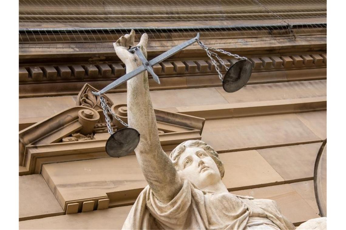 Eine Statue der Justitia hält eine Waagschale in der Hand. Foto: Stefan Puchner/dpa/Symbolbild