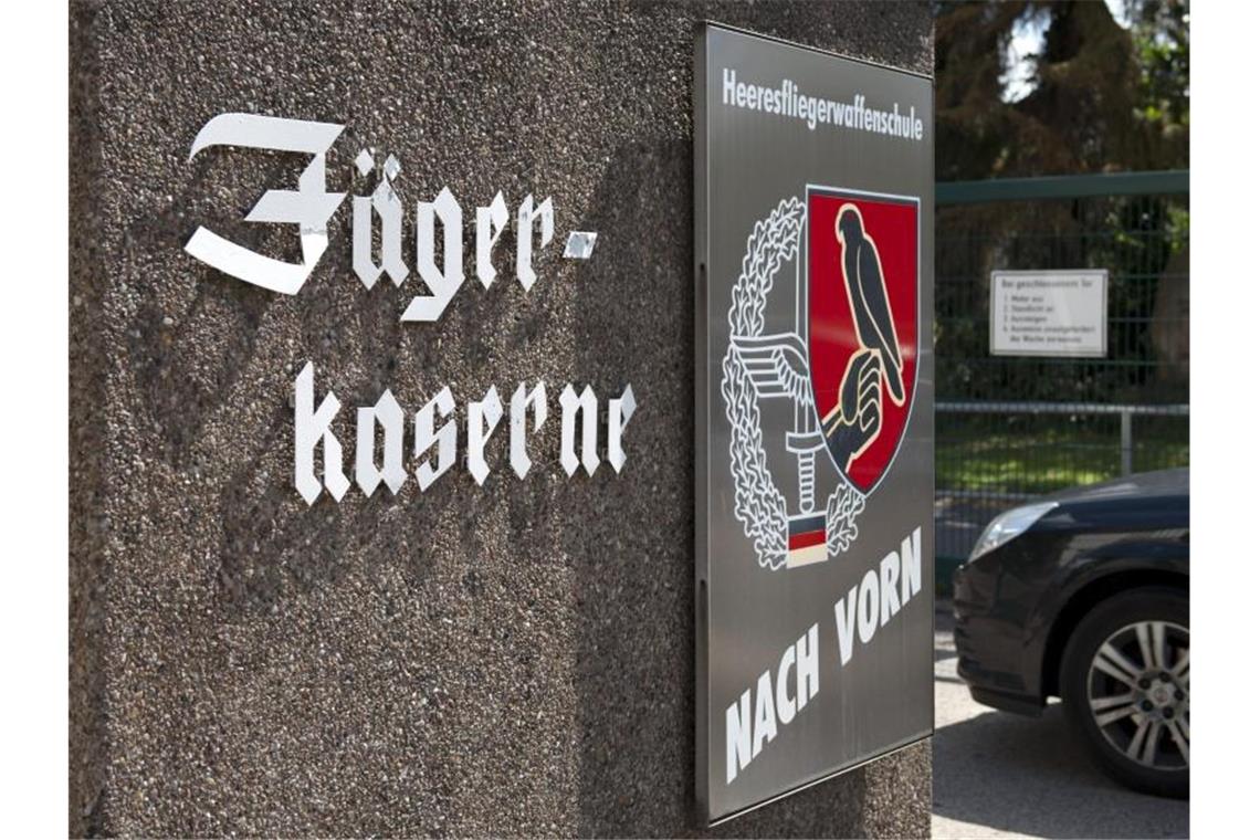 Schulungshubschrauber der Bundeswehr abgestürzt Einfahrt der Jägerkaserne in Bückeburg: Hier war der abgestürzte Helikopter stationiert. Foto: Emily Wabitsch