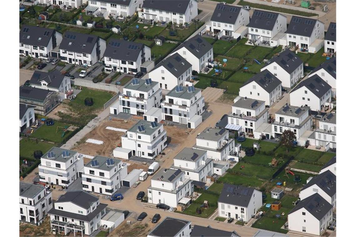 Einfamilienhäuser in einem Neubaugebiet in Nordrhein-Westfalen. Kein Haus in Deutschland ist mehr als 6,3 Kilometer von einem anderen Haus entfernt. Foto: Oliver Berg