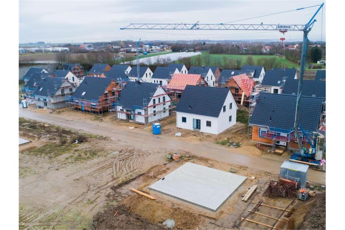 KfW: Rund 250.000 Anträge auf Baukindergeld Einfamilienhäuser werden in der Region Hannover gebaut. Foto: Julian Stratenschulte/dpa