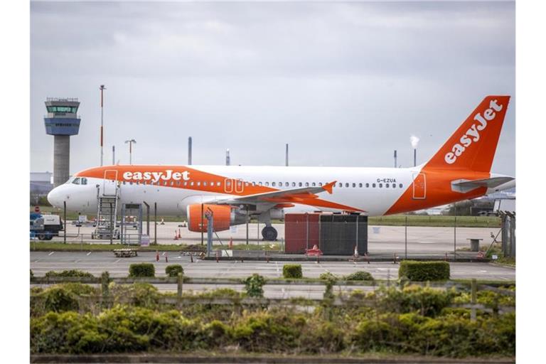 Ein Flugzeug der britischen Fluggesellschaft Easyjet steht auf der Rollbahn des John Lennon Flughafens in Liverpool. Foto: Peter Byrne/PA Wire/dpa