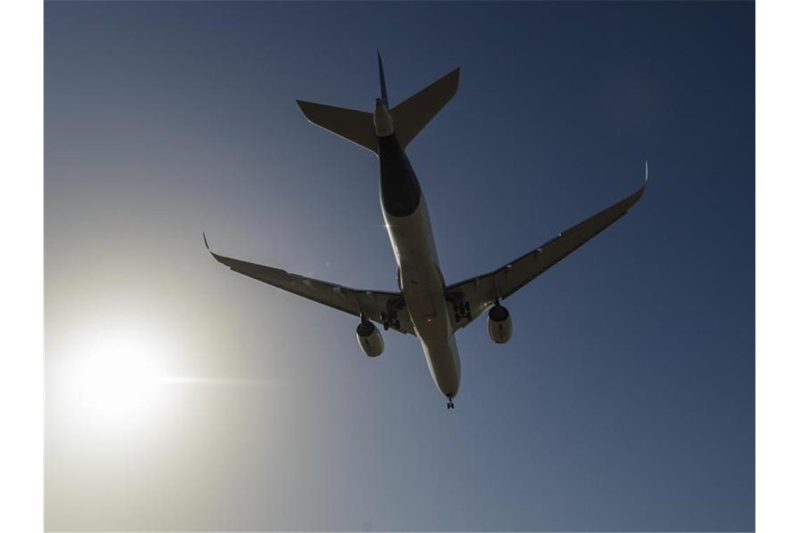 Strengere Corona-Regeln auch in Bus, Bahn und Flugzeug Ein Flugzeug setzt zum Landeanflug an. Foto: Boris Roessler/dpa/Symbolbild