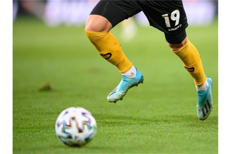 Ein Fußballspieler spielt den Ball. Foto: Robert Michael/dpa-Zentralbild/dpa/Symbolbild