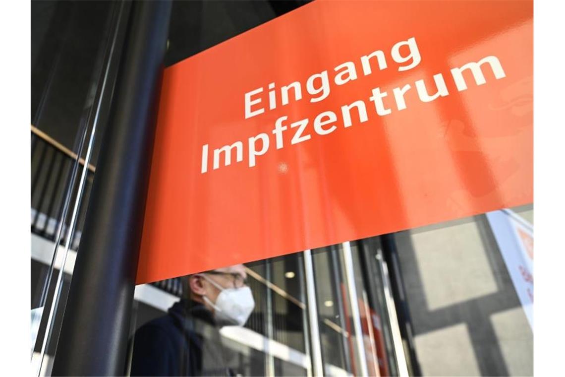 Eingang zum Kreisimpfzentrum in der Oberschwabenhalle in Ravensburg. Foto: Felix Kästle/dpa/Archivbild