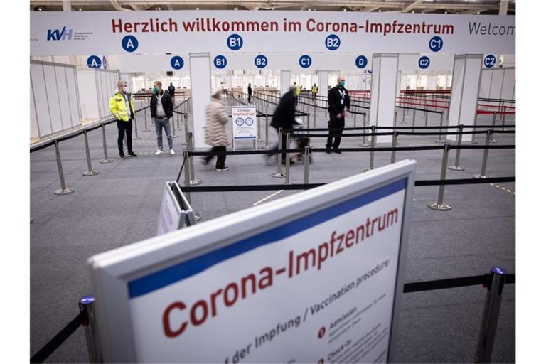 Eingangsbereich des Corona-Impfzentrums in den Hamburger Messehallen. Foto: Christian Charisius/dpa