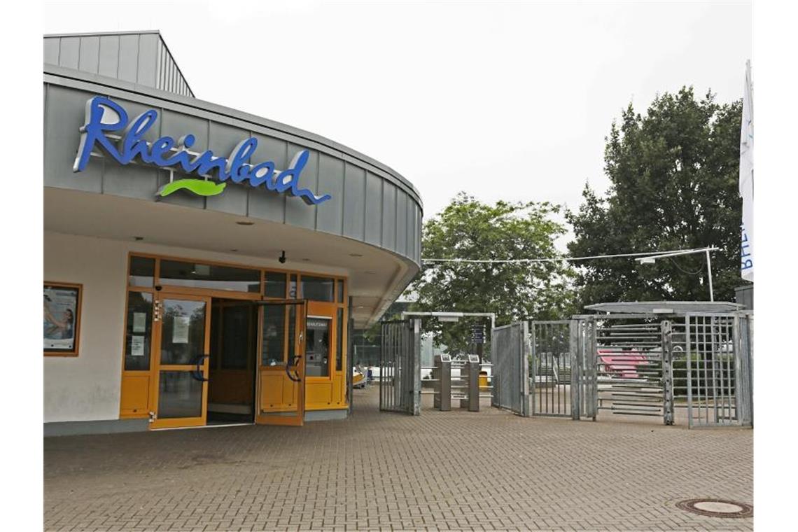 Videoüberwachung und Ausweispflicht: Ein Freibad rüstet auf Eingangsbereich des Rheinbades: Nach einer erneuten Räumung wegen Randale führt das Schwimmbad nun eine Ausweispflicht für Besucher ein. Foto: Oliver Berg