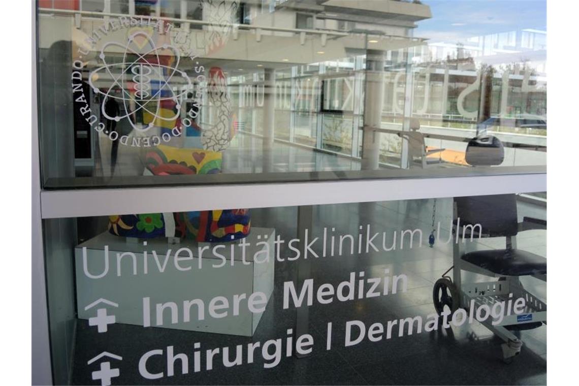 Erstmals klinische Studie zu Methadon in der Krebstherapie Eingangsbereich des Universitätsklinikums Ulm. Foto: Thomas Burmeister/dpa/Archivbild
