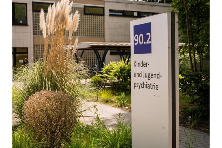 Eingangsbereich zur Klinik für Kinder- und Jugendpsychatrie des Universitätsklinikums in Homburg. Foto: Oliver Dietze