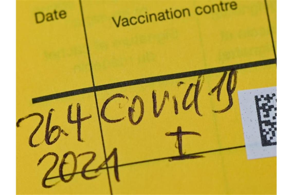 Ein gelber Impfpass mit einem Eintrag zu einer Corona-Schutzimpfung. Foto: Patrick Pleul/dpa-Zentralbild/ZB/Symbolbild