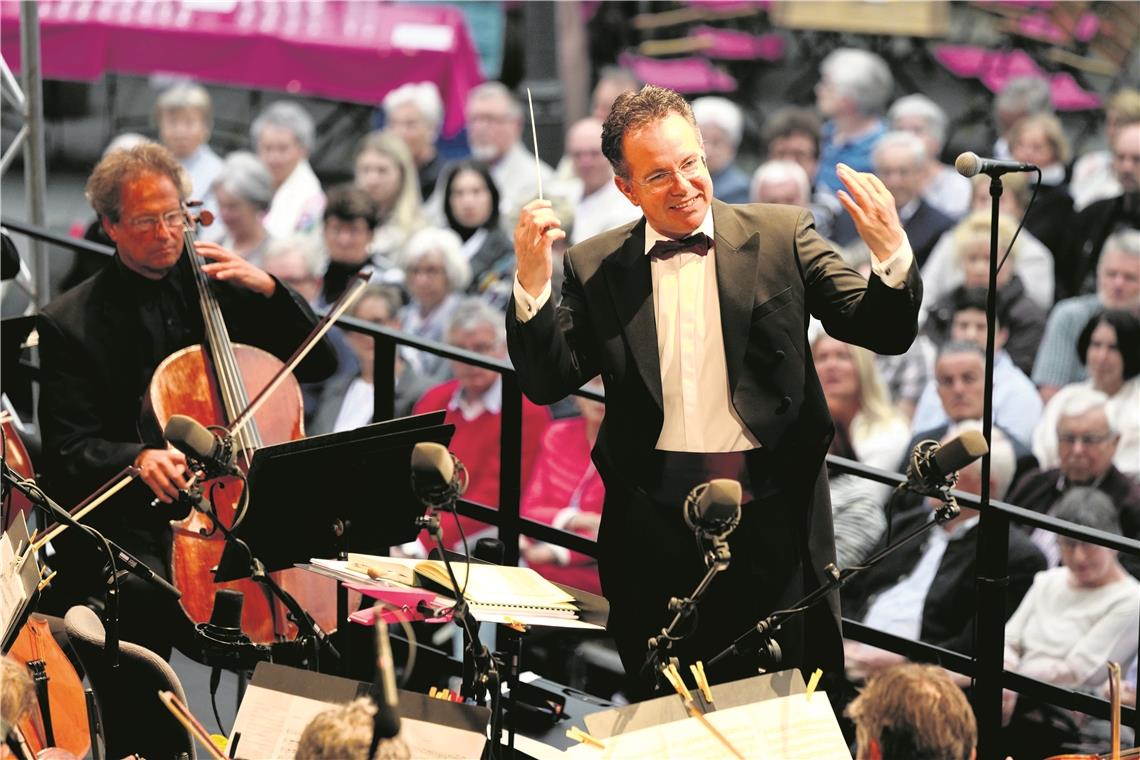 Eingespieltes Team: Dirigent Rainer Roos und Musiker vom Staatsorchester Stuttgart sowie von den Stuttgarter Philharmonikern. Archivfoto: E. Layher