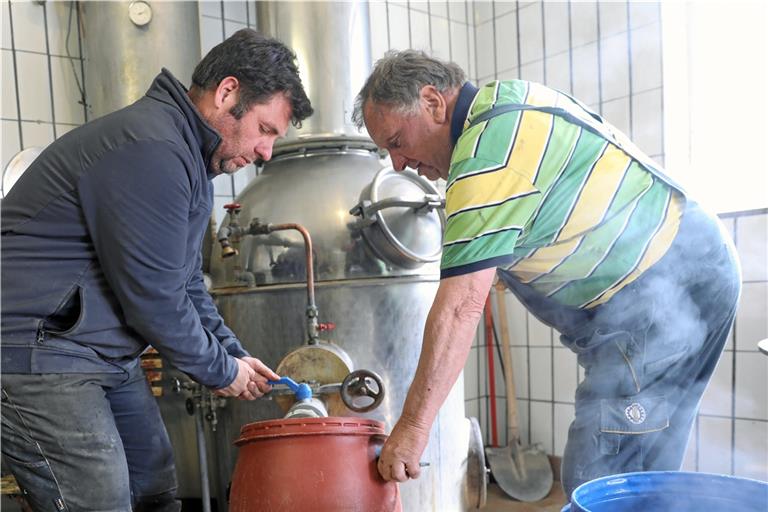 Eingespieltes Team: Rainer und Erwin Bohn von der gleichnamigen Brennerei in Eichenkirnberg (von links). Foto: B. Büttner