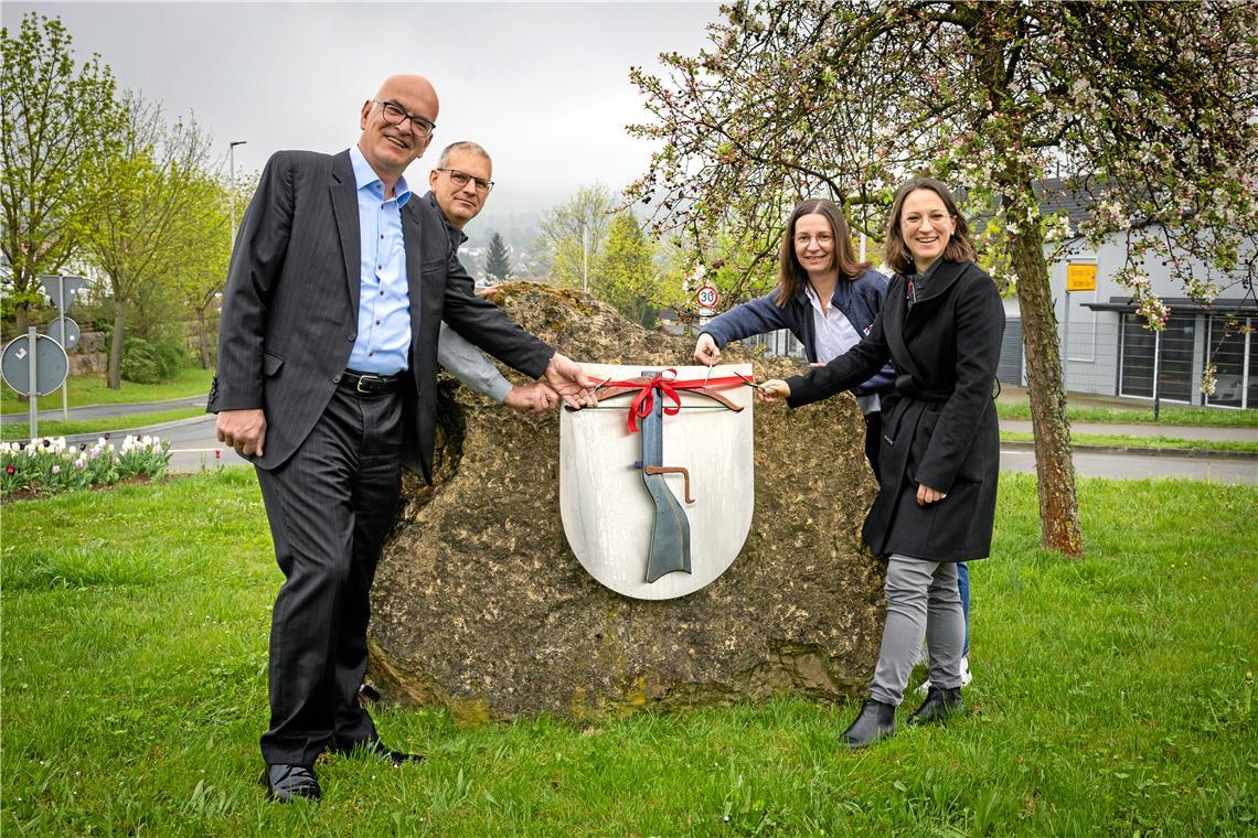 Die Armbrust ist zurück Eingeweiht wurde das Wappen nun von Markus Höfliger, den Gemeinderäten Jörg Adolph (UWV) und Rebecca Reicherz (NLAH) sowie Patrizia Rall (von links). Foto: Alexander Becher