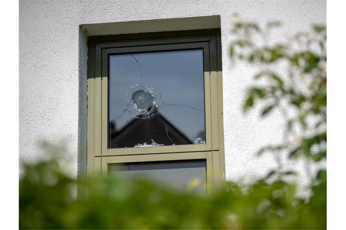 Eingeworfenes Fenster der Polizeiinspektion Starnberg. Foto: Sina Schuldt