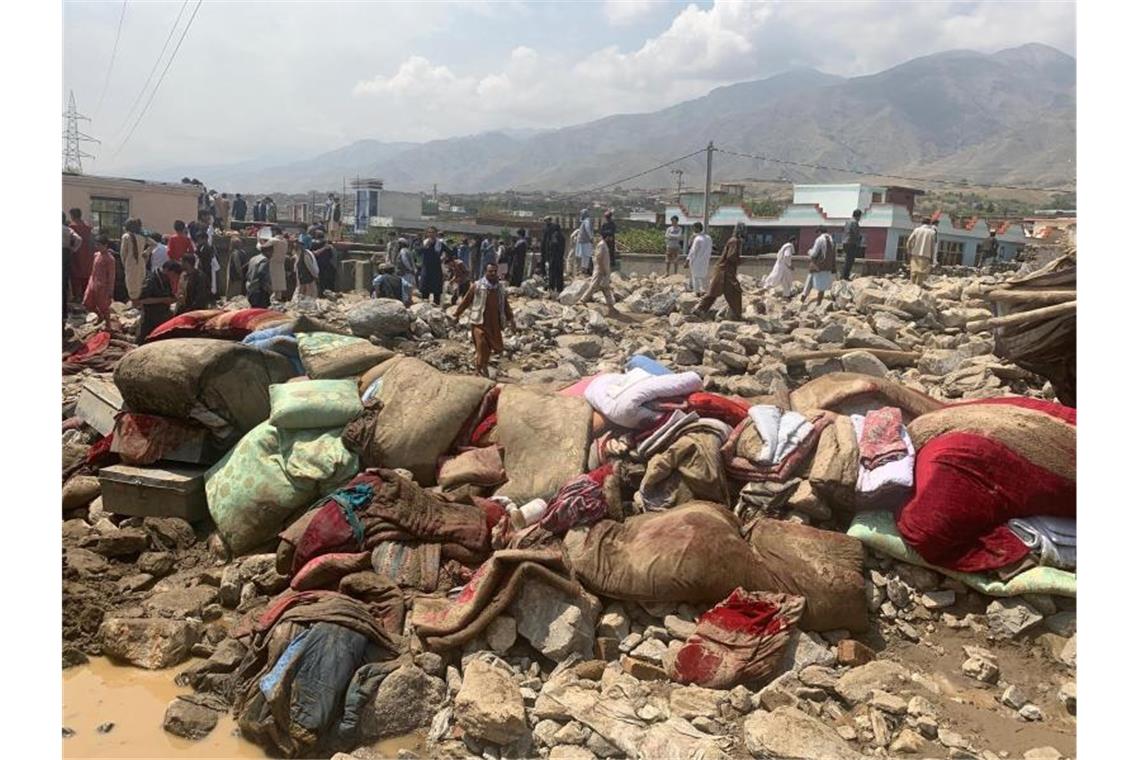 Einheimische suchen nach Opfern nach schweren Überschwemmungen in der Provinz Parwan, nördlich von Kabul. Foto: Rahmat Gul/AP/dpa