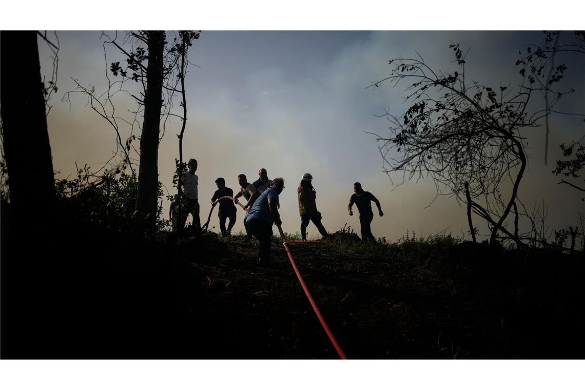 Einheimische und Feuerwehrleute versuchen, einen Waldbrand in Beykoz, einem Vorort von Istanbul, zu löschen. Nun bekämpfen Einsatzkräfte im Osten der türkischen Hauptstadt Ankara einen Waldbrand. (zu dpa: «Türkische Feuerwehr bekämpft Waldbrände in Antalya»)