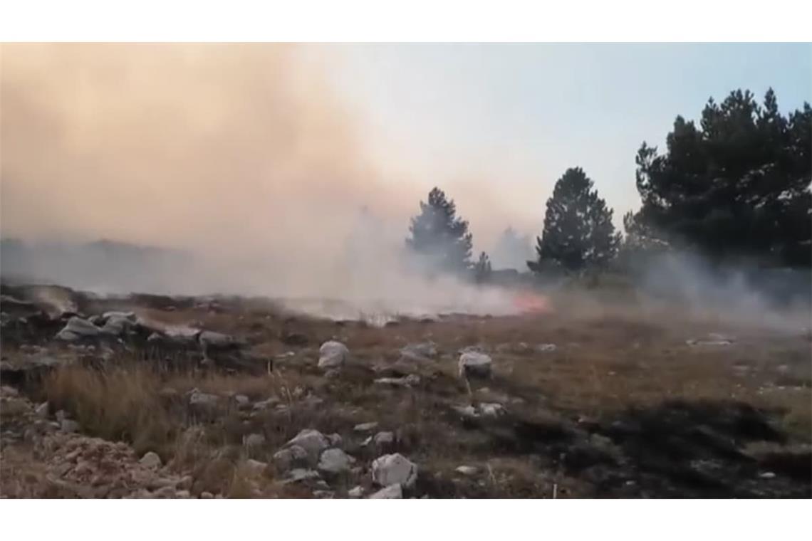 Einheimische und Touristen mussten vor einem heftigen Waldbrand in Kroatien fliehen.