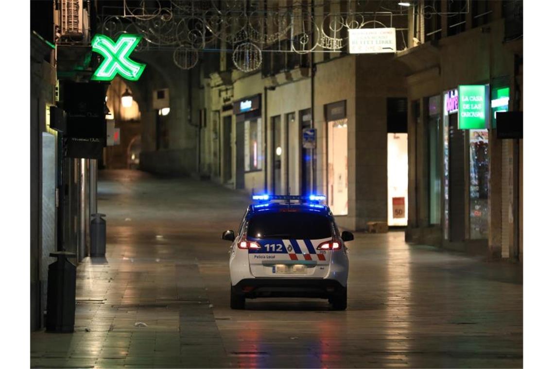 Einheiten der Nationalpolizei kontrollieren in der Innenstadt von Salamanca die Ausgangssperre. Foto: Manuel Ángel Laya/EUROPA PRESS/dpa