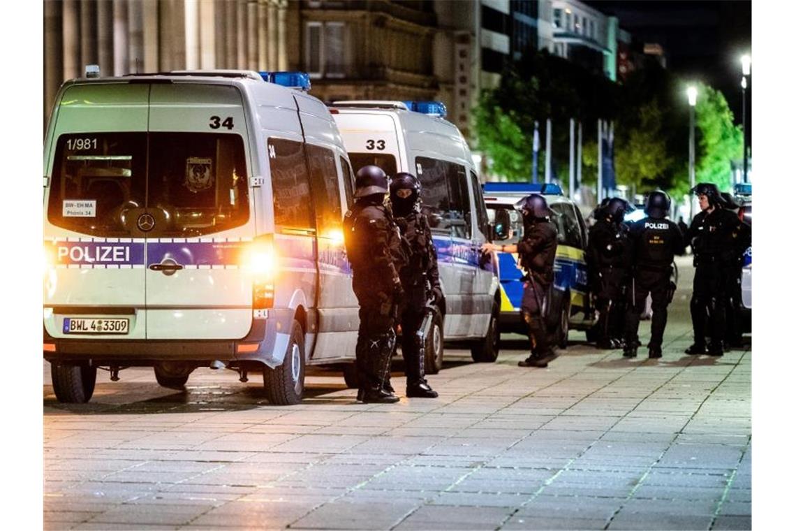 Einheiten der Polizei stehen in der Innenstadt. Foto: Christoph Schmidt/dpa