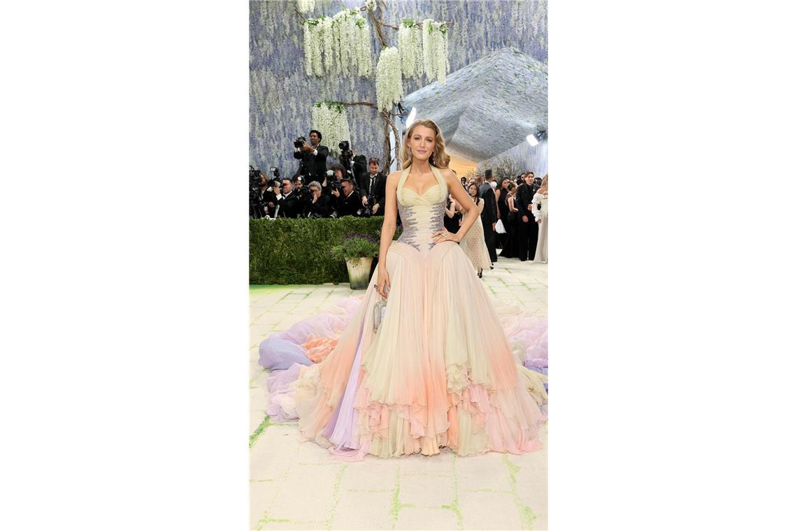 Einhorn-Farben: Blake Lively in einem Gute-Laune-Kleid von Versace.