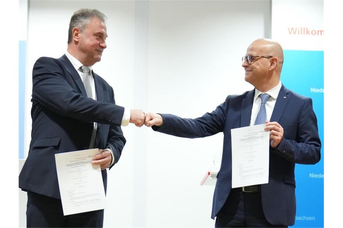 Einig: GDL-Chef Claus Weselsky (l) und Bahn-Personalvorstand Martin Seiler. Foto: Kay Nietfeld/dpa