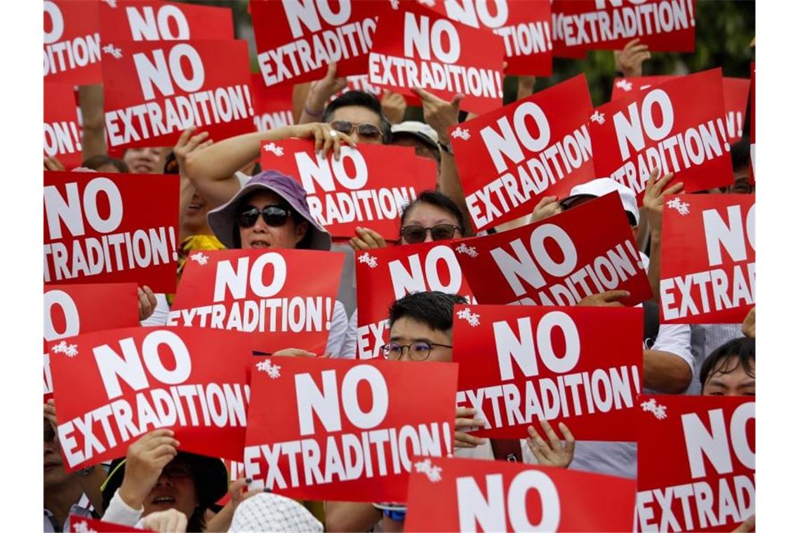 Einig im Kampf für die Freiheit: Demonstranten halten Plakate mit der Aufschrift: „No Extradition!“ (Keine Auslieferung). Foto: AP