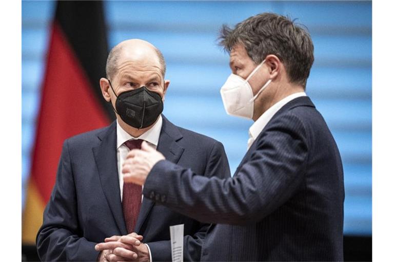 Einig in der Frage nach einem Embargo für russisches Gas und Öl: Kanzler Scholz und Wirtschaftsminister Habeck sehen darin keine Sanktions-Option für Deutschland. Foto: Michael Kappeler/dpa-Pool/dpa