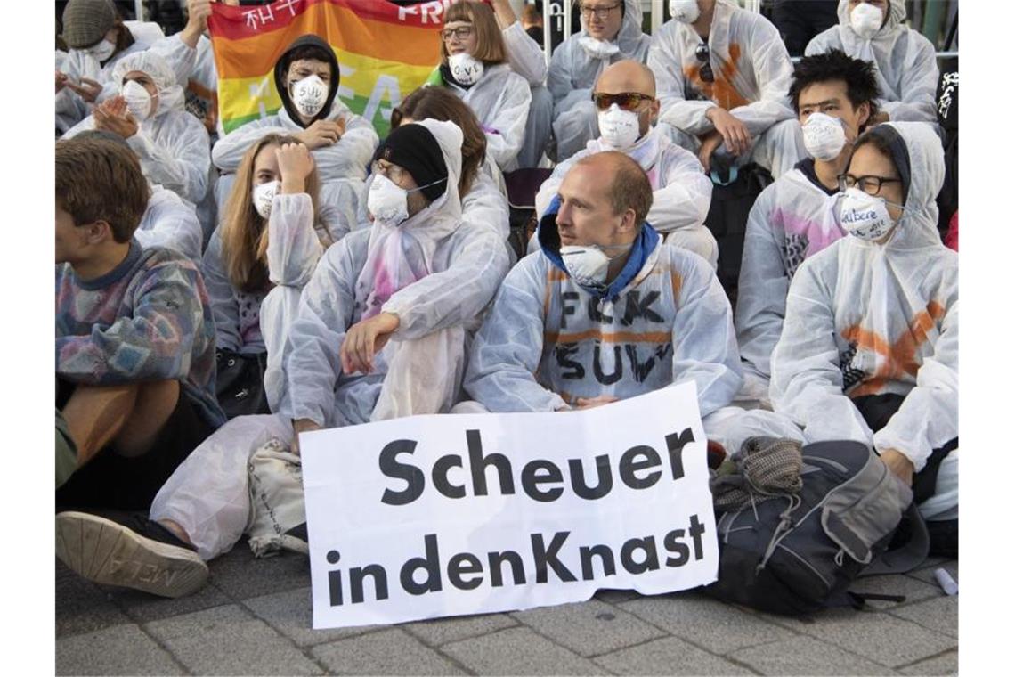 Klima-Aktivisten blockieren Haupteingang der IAA Einige Aktivisten sind für drastische Maßnahmen gegen den Verkehrsminister. Foto: Boris Roessler