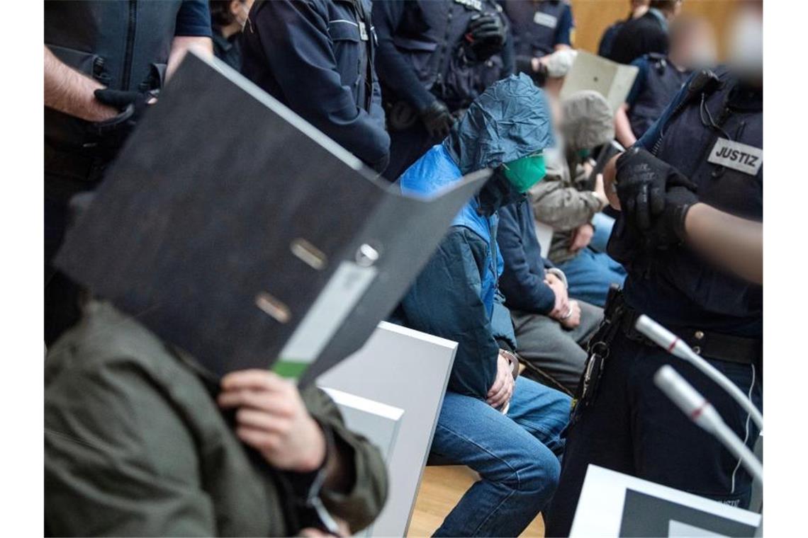 „Gruppe S.“: Anwälte beantragen Aussetzung des Verfahrens Einige Angeklagte sitzen kurz vor Beginn des Prozesses gegen die rechtsterroristische Vereinigung „Gruppe S.“ in einem Saal im Oberlandesgericht Stuttgart-Stammheim. Foto: dpa-pool/dpa/Archivbild