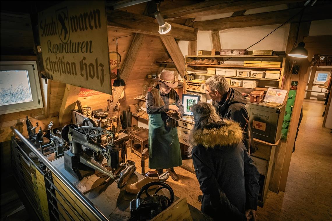 Der Historische Verein Burgstetten lässt Geschichte lebendig werden Einige Besucher kennen das eine oder andere Exponat noch aus ihrer Kindheit. Dank des Museums geraten die alten Geräte und Berufe nicht in Vergessenheit. Foto: Alexander Becher