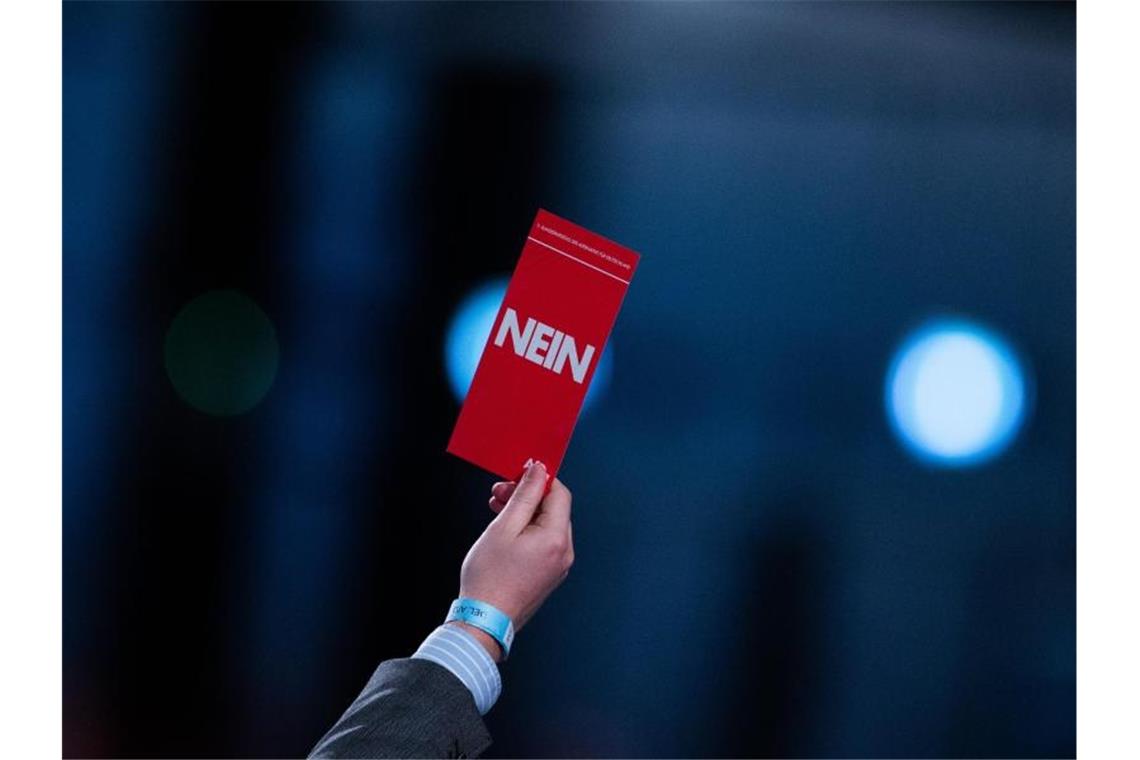 AfD-Chef Meuthen sucht den Kampf auf offener Bühne Einige Delegierte heben ihren Stimmzettel mit der Aufschrift "Nein" nach der Rede von Jörg Meuthen beim Bundesparteitag der AfD. Foto: Rolf Vennenbernd/dpa