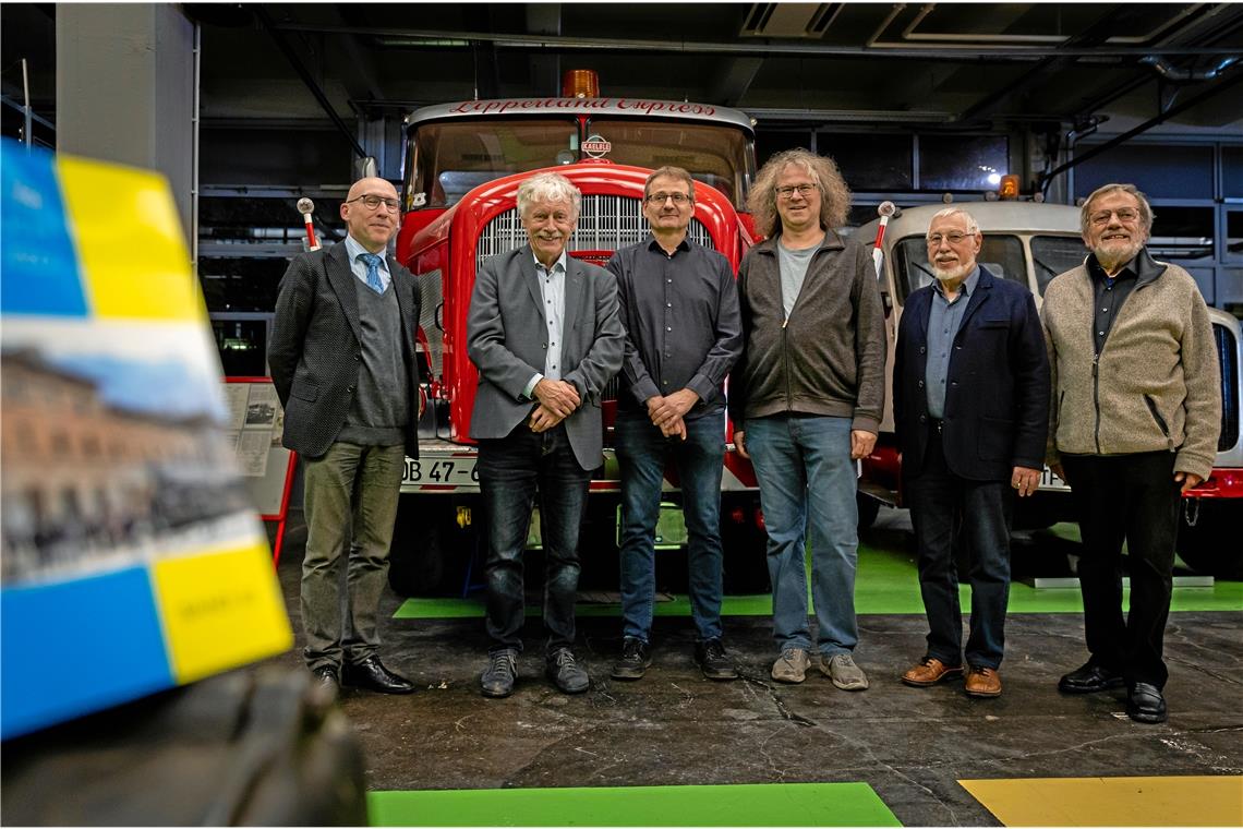Neues Backnanger Jahrbuch vorgestellt Einige der Autoren des neuen Backnanger Jahrbuchs (von links): Klaus Loderer, Gerhard Fritz, Bernhard Trefz, Andreas Kozlik, Martin Pfender und Walter Schieber. Foto: Alexander Becher