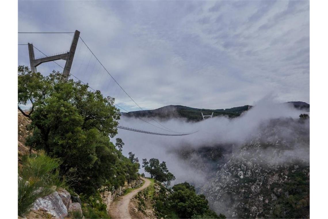 Portugal weiht 500 Meter lange Fußgänger-Hängebrücke ein Einige der knapp 3200 Einwohner der portugiesischen Kleinstadt Arouca hatten bereits am Donnerstag das 2,1 Millionen Euro teure Bauwerk testen dürfen. Foto: Stadtverwaltung Arouca/dpa