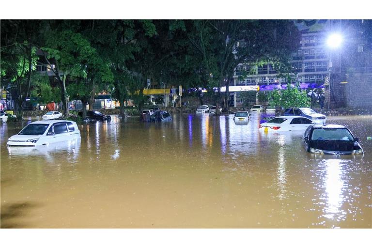 Einige Einwohner sind ertrunken, andere aufgrund beschädigter Stromkabel getötet worden.